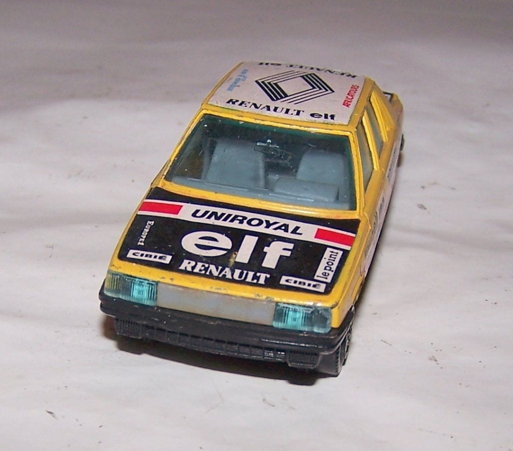 Mooie Bburago Renault 9 model. 1/43. Izgs., Ophalen of Verzenden, Zo goed als nieuw, Auto, Overige merken