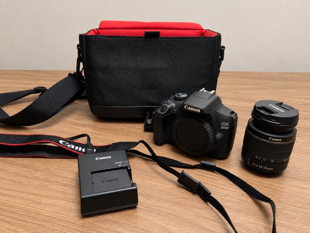 Canon EOS 2000D + EF-S18-55mm III + tas en oplader, Gebruikt, Spiegelreflex, Verzenden, Canon