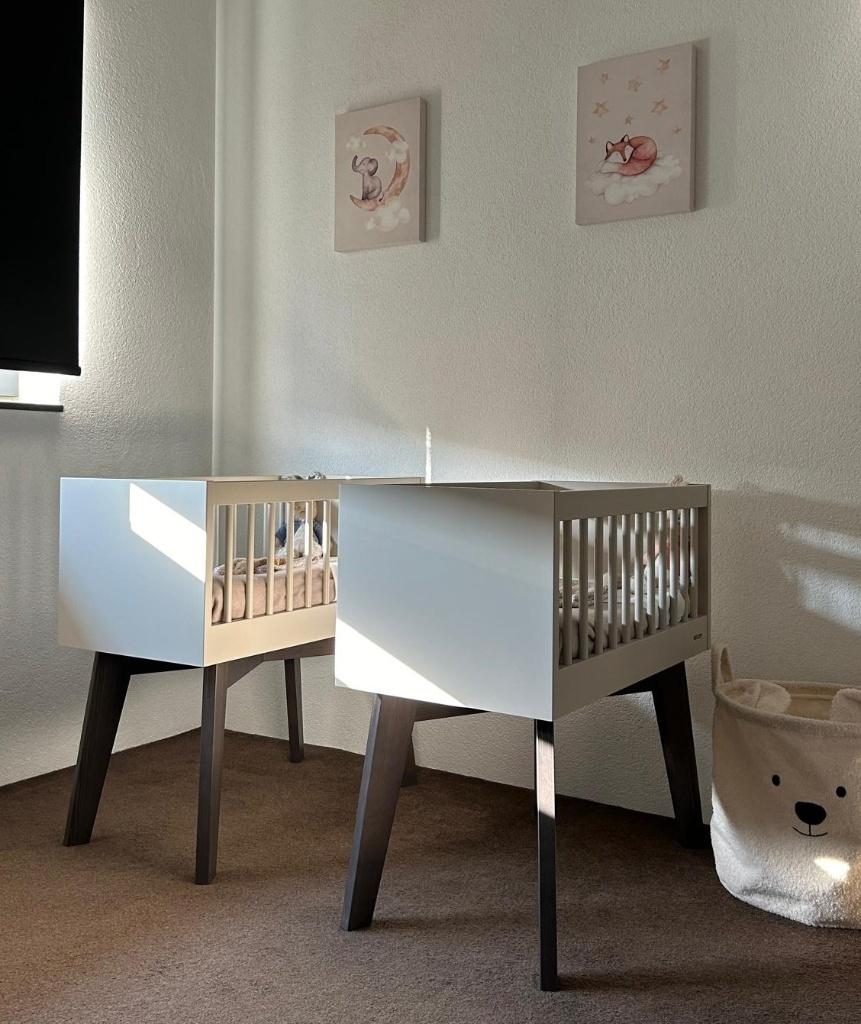 2x Kidsmill Sixties Wieg Oatmeal 40x80 cm incl luxe matras, Kinderen en Baby's, Babywiegjes en Ledikanten, Ophalen, Zo goed als nieuw