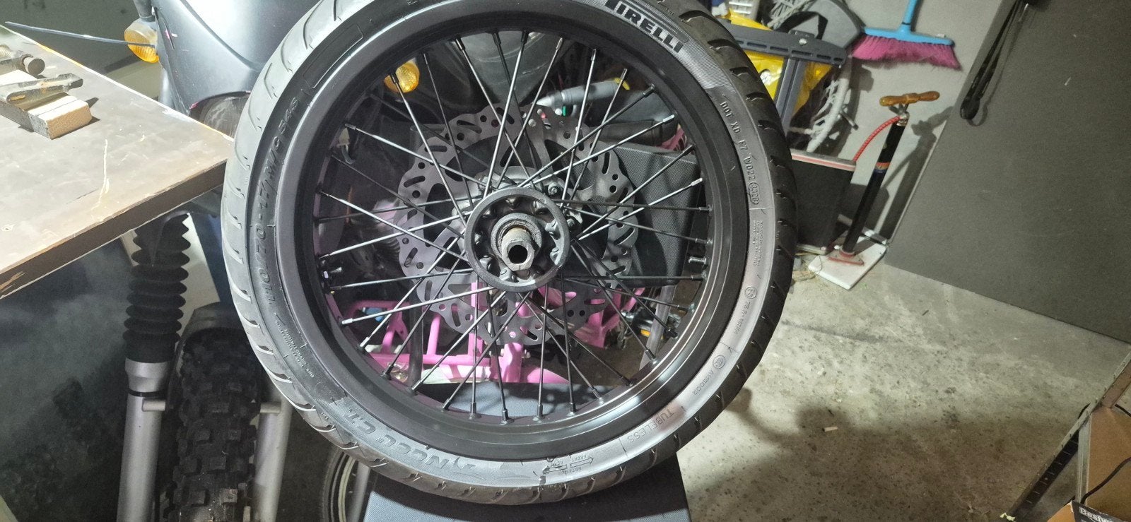 derbi senda of orion velgen met  banden, Ophalen
