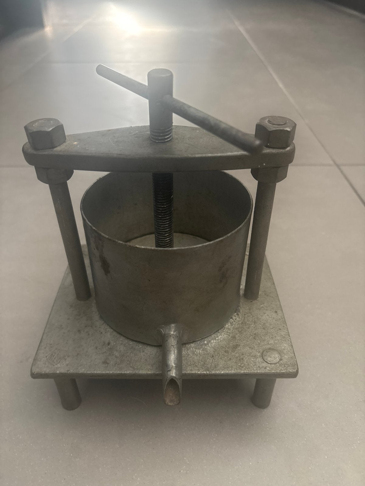 Oude metalen handpers / mogelijk kaaspers of fruitpers, Ophalen of Verzenden