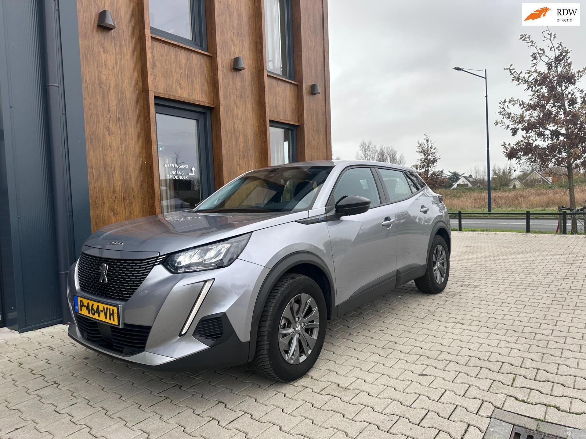 Peugeot E-2008 EV Active Pack 50 kWh 54761 km, Gebruikt, Origineel Nederlands, Zilver of Grijs, Parkeersensor