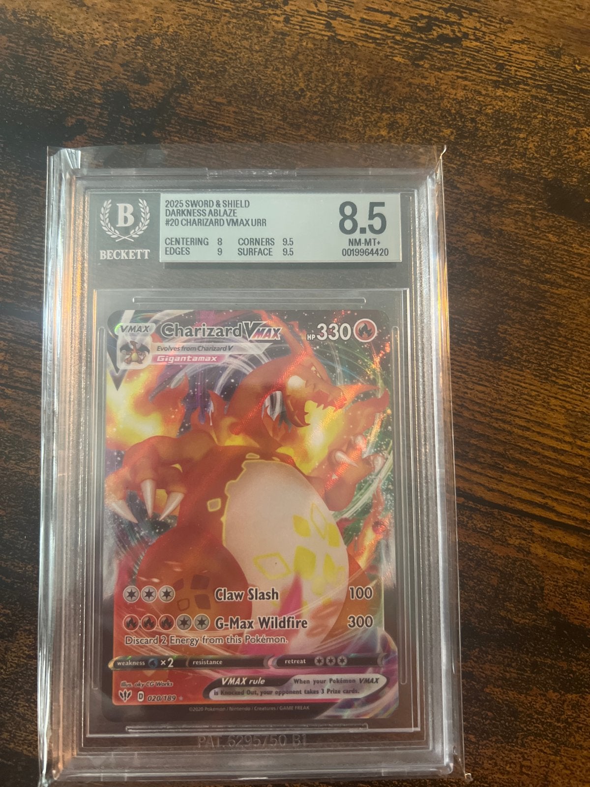 Charizard VMAX URR Beckett 8.5 - Darkness Ablaze, Ophalen of Verzenden, Zo goed als nieuw, Losse kaart