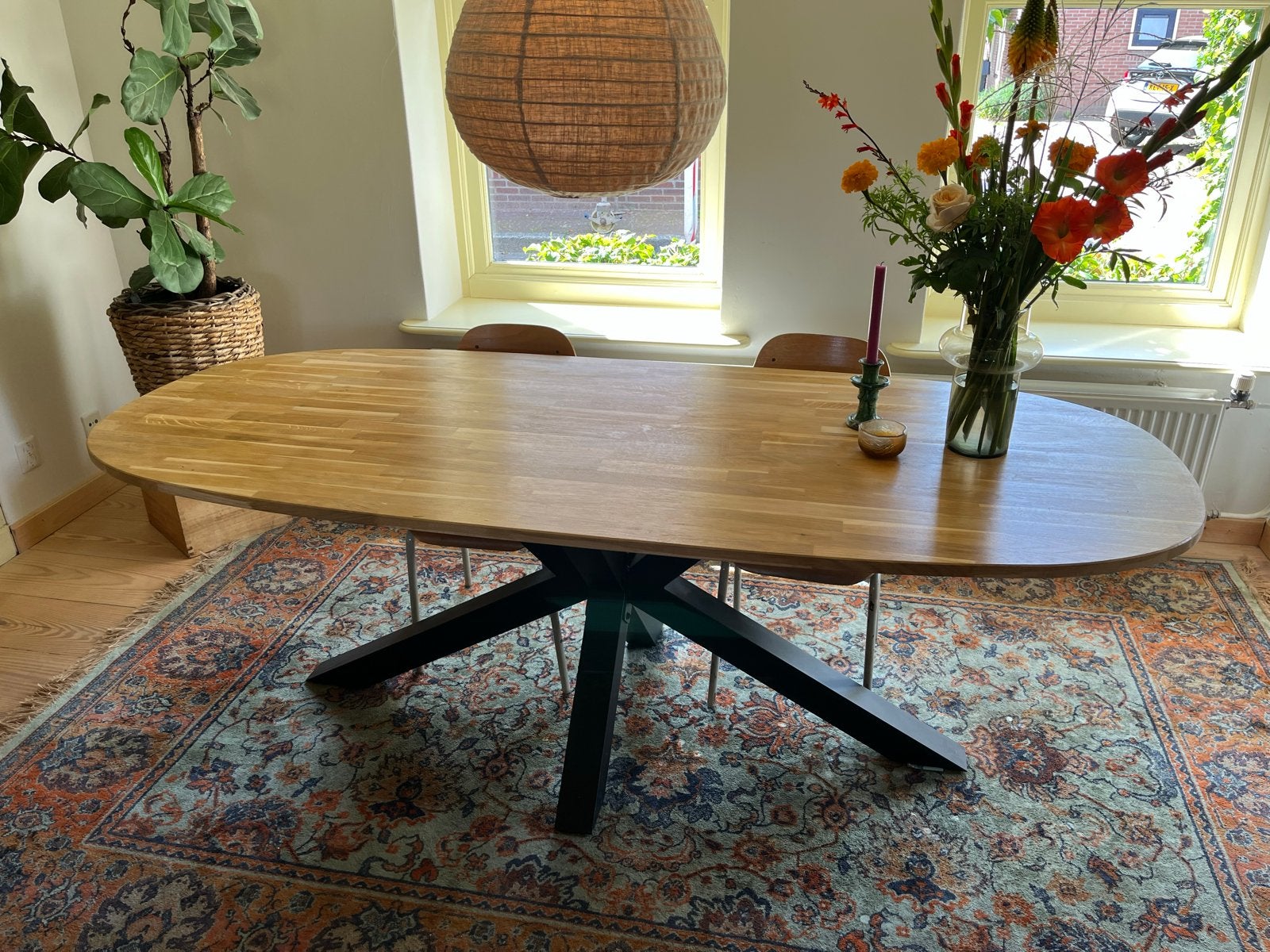 Ovale eettafel met eiken blad en metalen spinpoot, Huis en Inrichting, Ophalen, Gebruikt, Eikenhout, 200 cm of meer