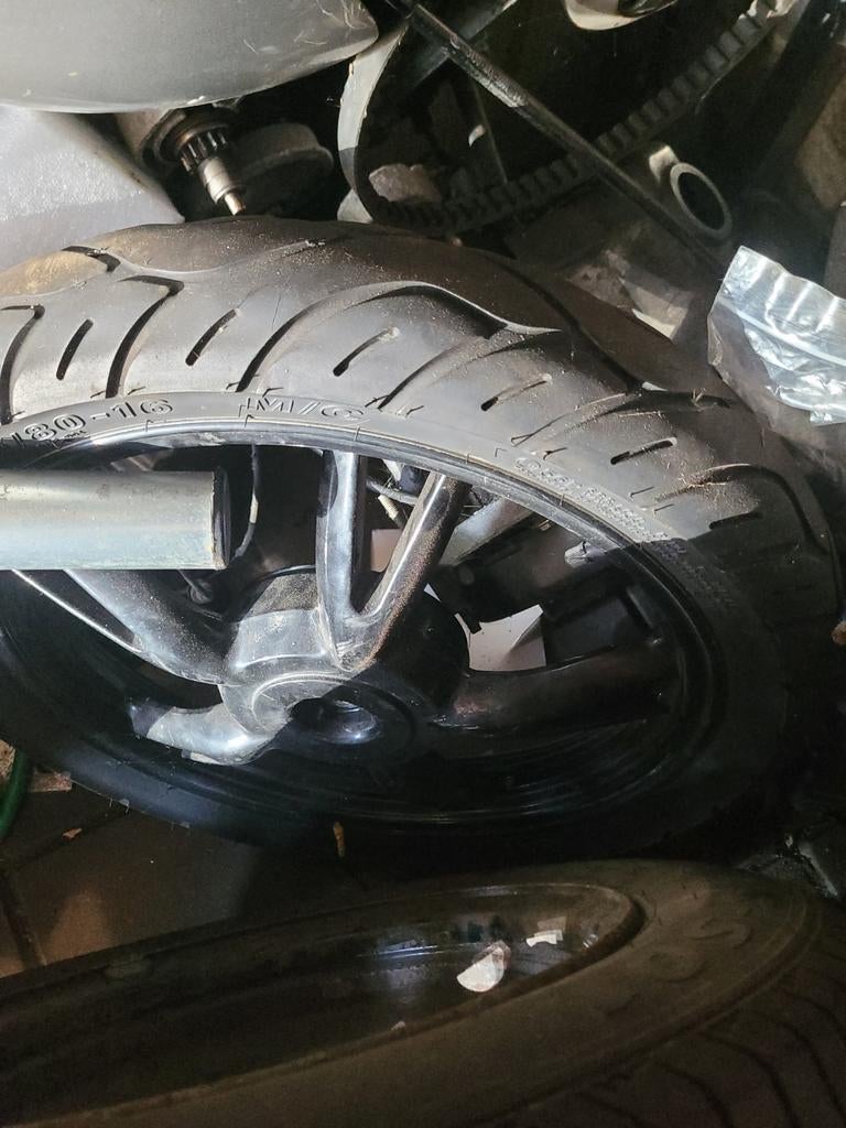 Nieuwe Sym achterband met velg, Ophalen of Verzenden