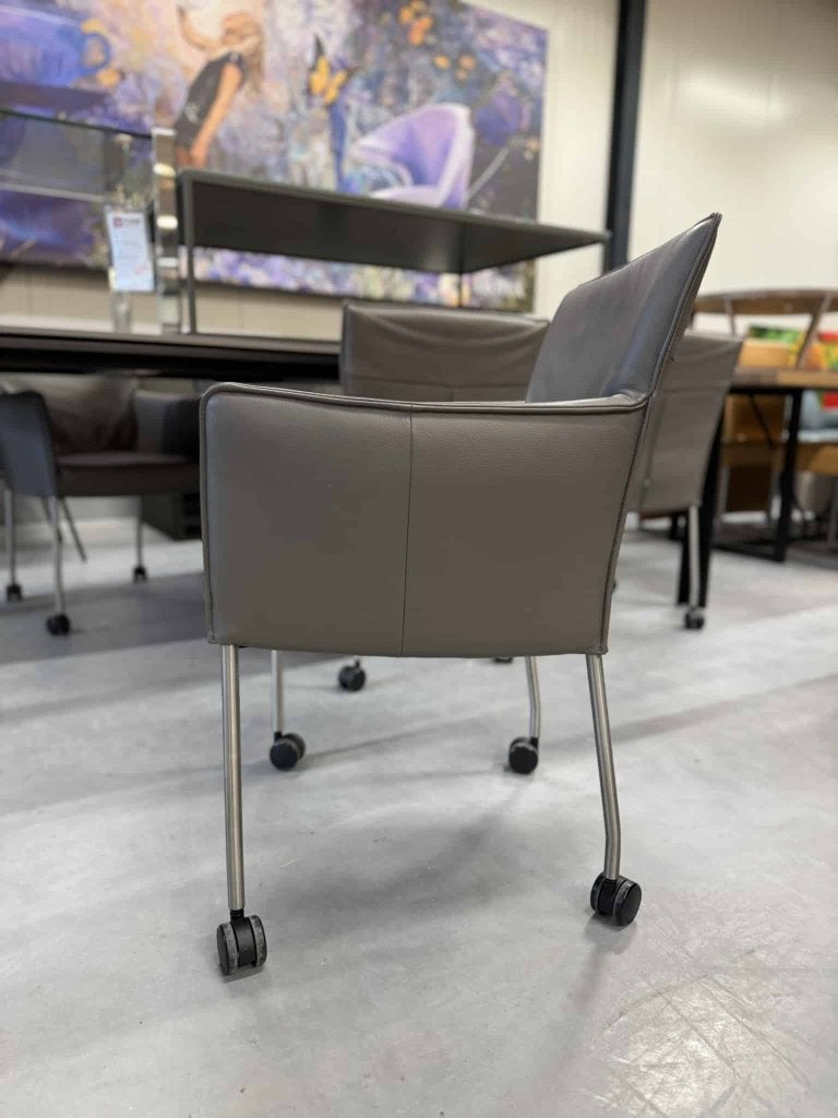 2 Design on Stock Amra eetkamerstoel grijs leer wiel stoel, Twee, Gompenstraat 15, Leer, Ophalen of Verzenden