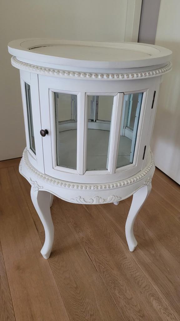Ronde theekast van 76cm hoog en 48cm breed., Ophalen