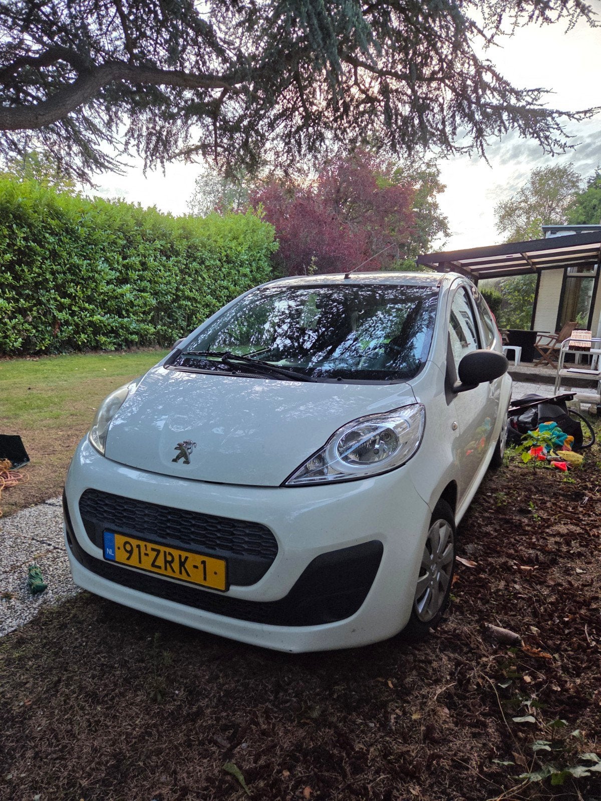 TeabPeugeot 107 met schade 1.0 12V 5DR 2013 Wit, Auto's, Peugeot, Voorwielaandrijving, 4 stoelen, Origineel Nederlands, Handgeschakeld