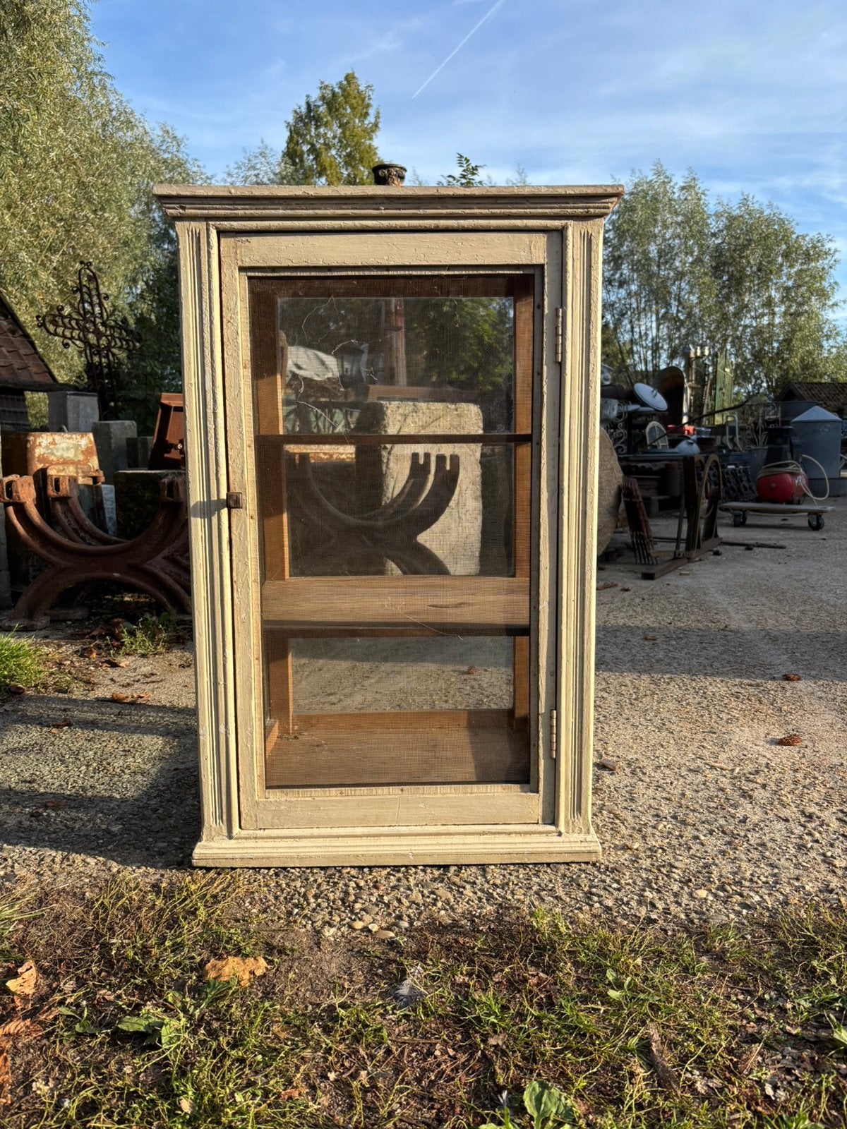 Oude toonbank vitrine of oude vitrinekast deur ijzer gaas