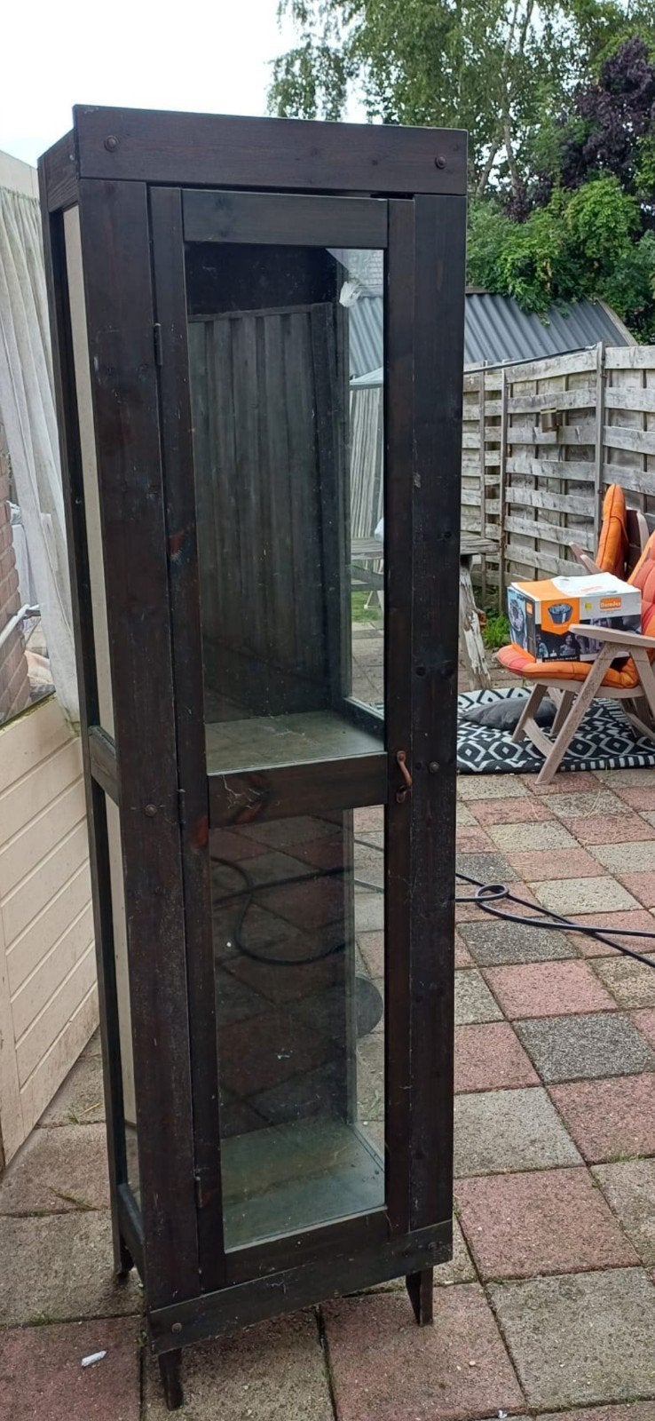 Houten vitrinekast opknappertje maar in prima staat, Glas, Rustiek, 150 tot 200 cm, 25 tot 50 cm