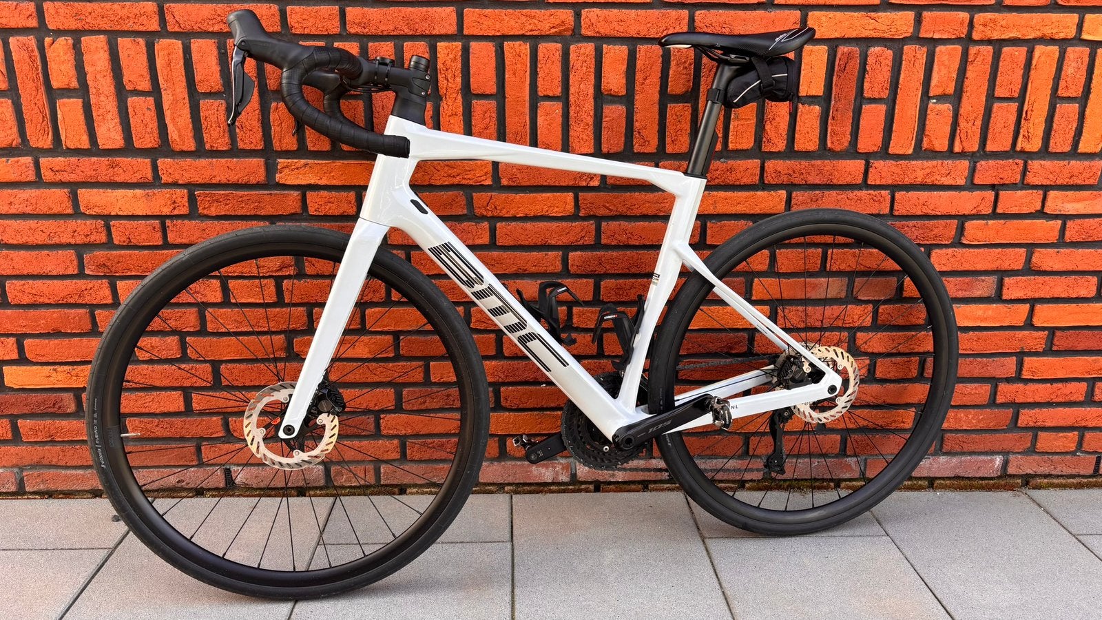 BMC Roadmachine TWO 2026, Fietsen en Brommers, 28 inch, Carbon, Heren, Nieuw
