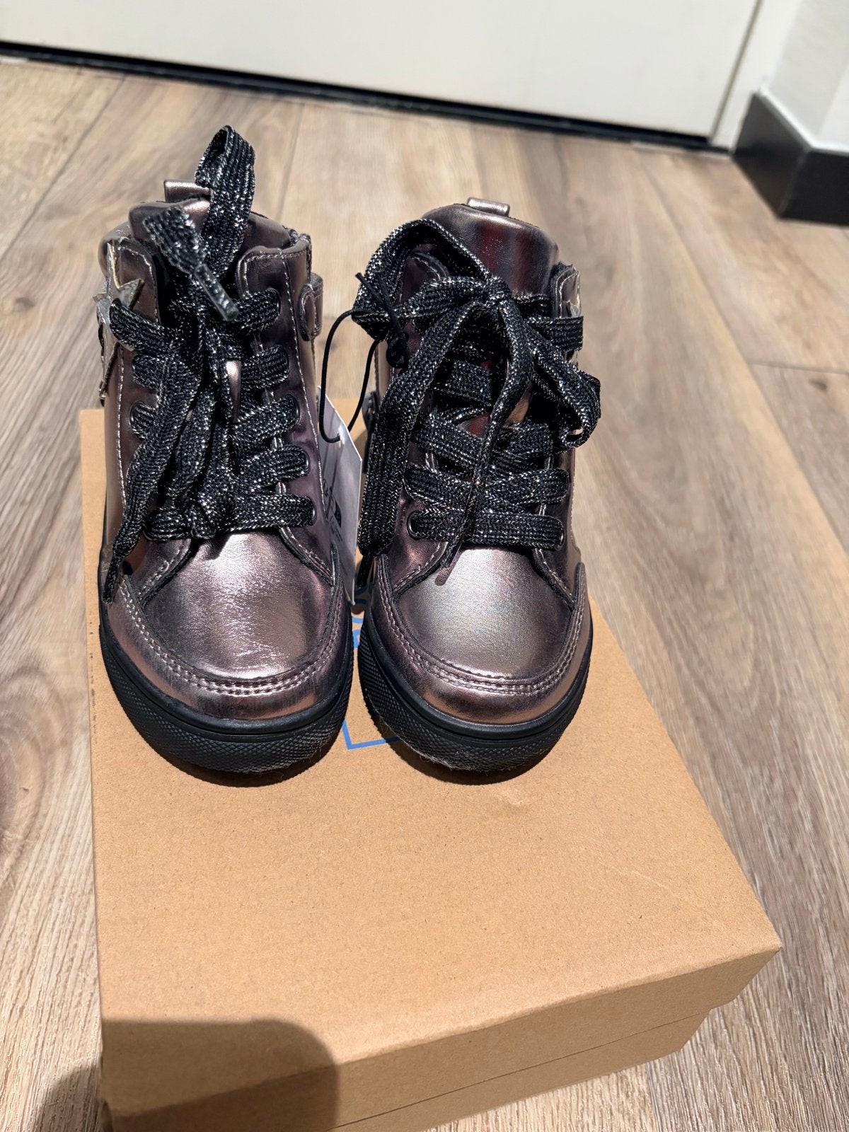 Friboo hoge sneakers - brons - Maat EU23, Kinderen en Baby's, Kinderkleding | Schoenen en Sokken, Meisje, Schoenen, Nieuw, Ophalen of Verzenden