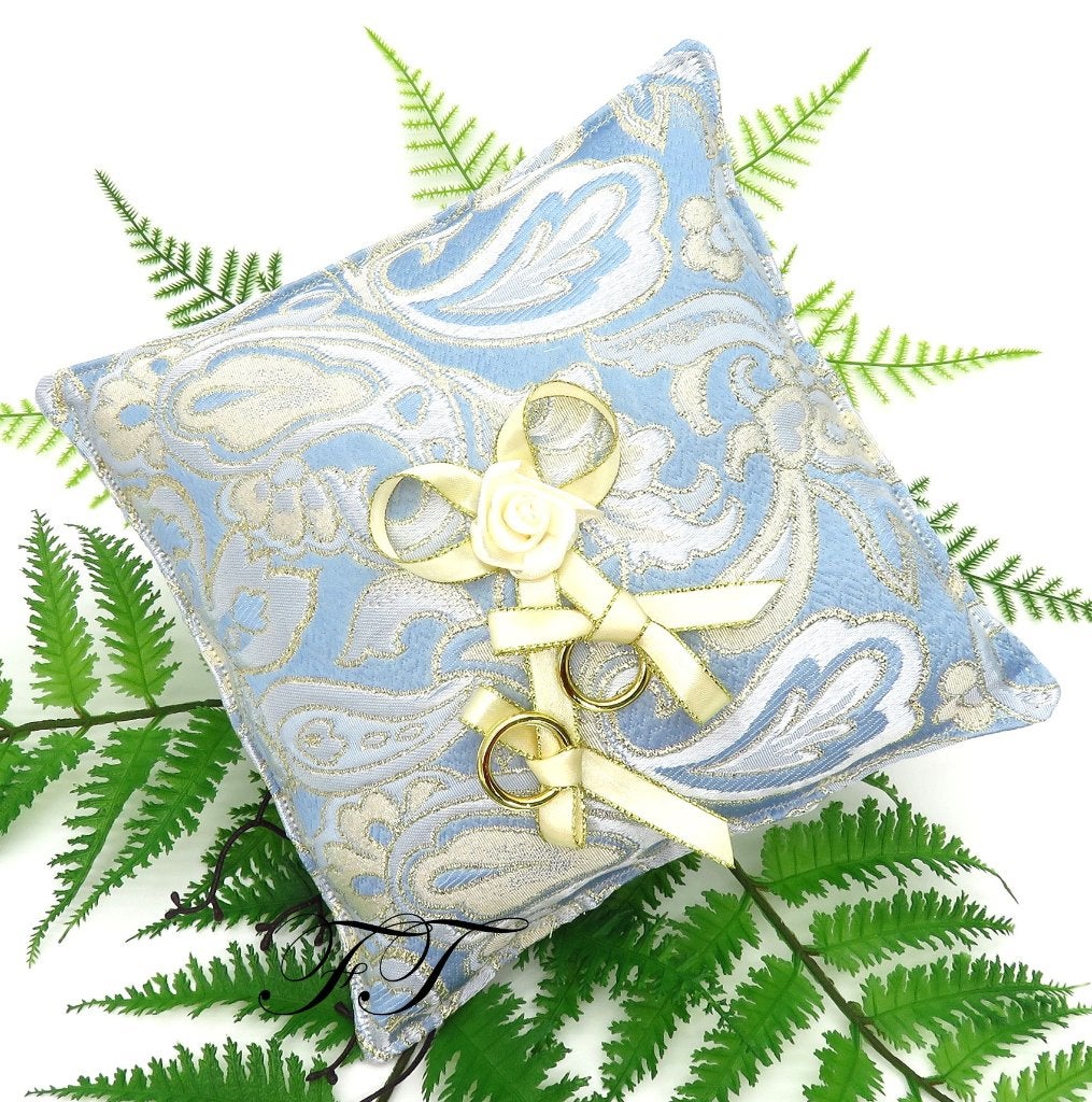 Prachtige blauwe ringkussen met in het midden een crème roos, Ophalen of Verzenden, Nieuw, Versiering, Geboorte of Huwelijk