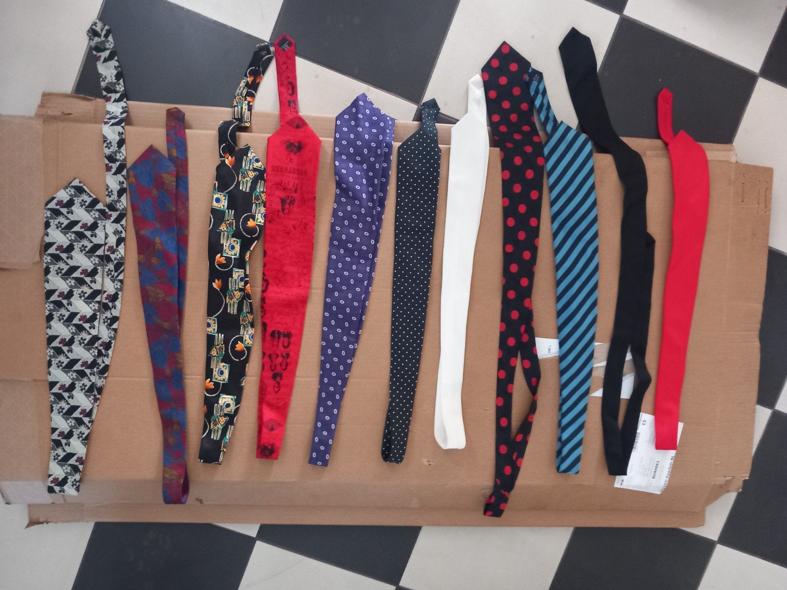 Grote collectie stropdassen en vlinderdassen, Ophalen of Verzenden, Diverse merken, Met patroon, Gedragen