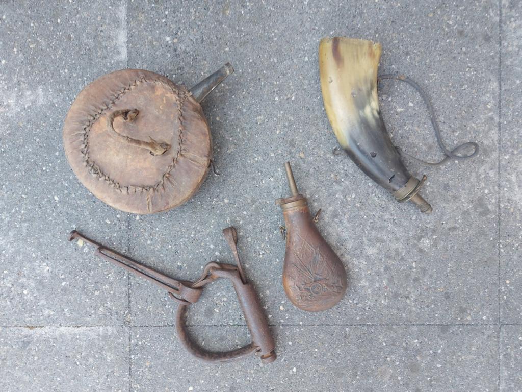 Kruitflessen en handboei, Ophalen of Verzenden