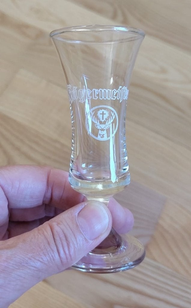Jägermeister glas op voet hoogte 11 cm, Ophalen of Verzenden, Zo goed als nieuw, Borrel- of Shotglas