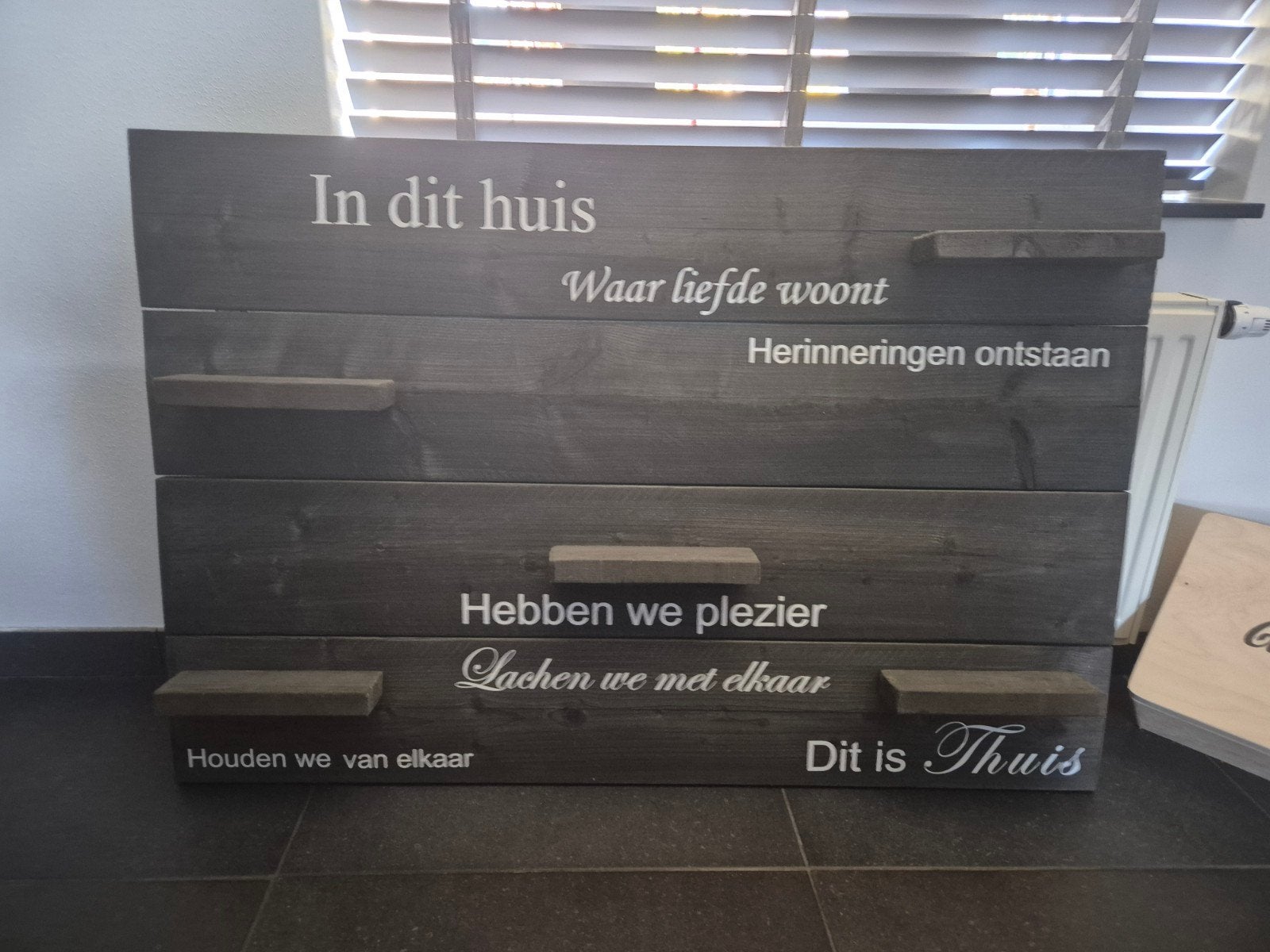 Houten wandbord met tekst - "In dit huis", Ophalen, Gebruikt, Hout, Bruin