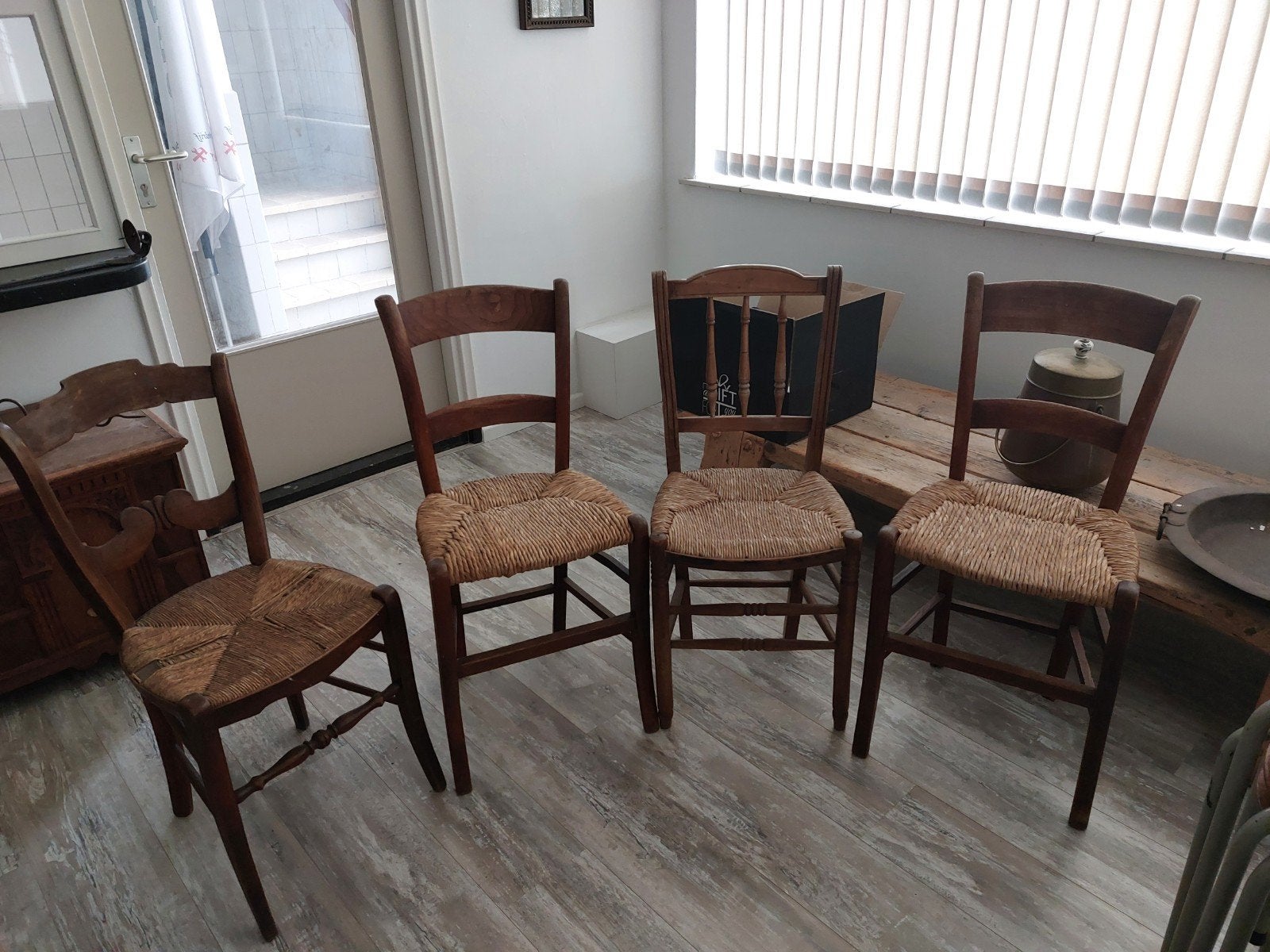 4x stoelen met rieten zitting, Ophalen