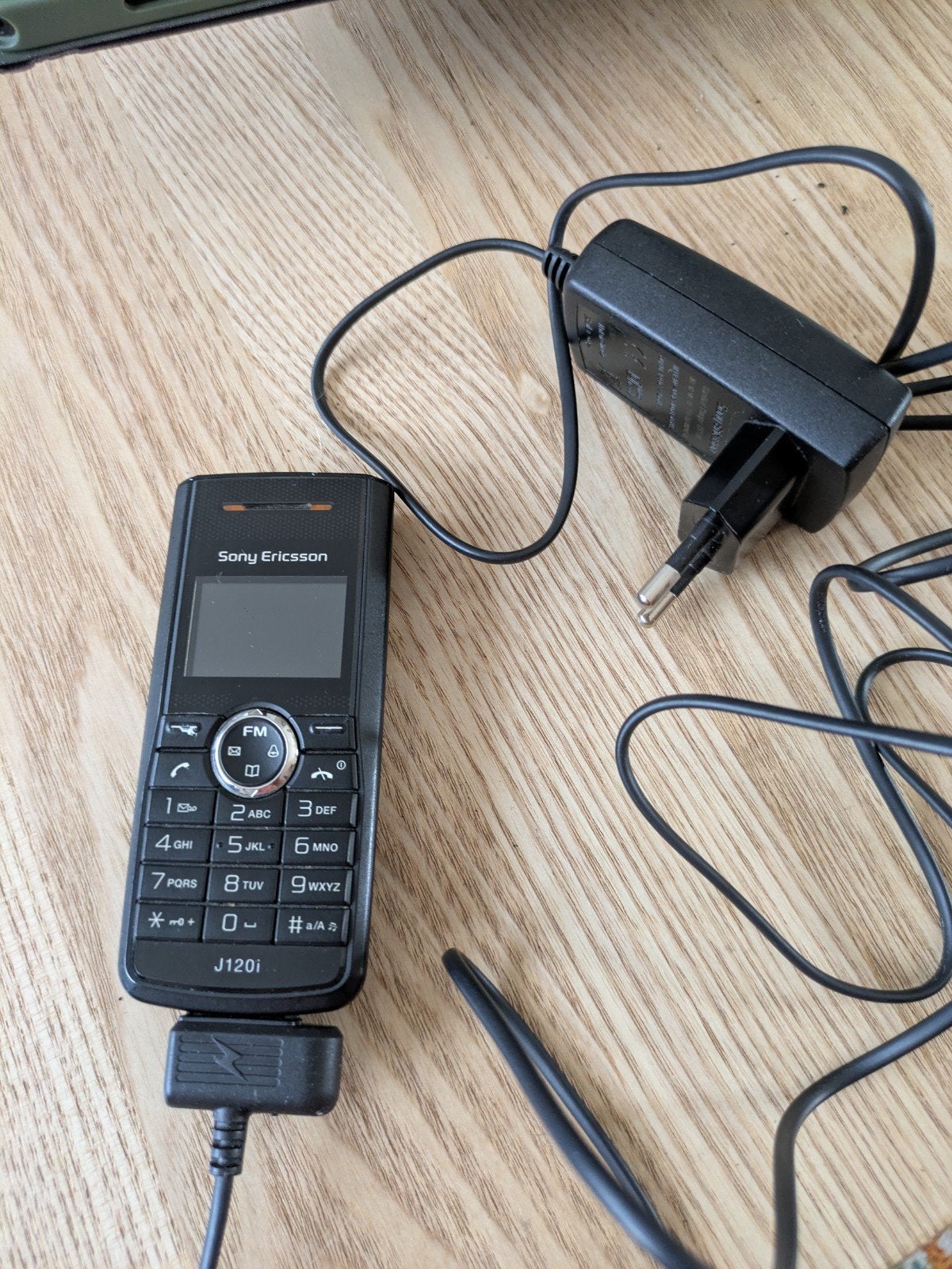 Sony Ericsson J120i met oplader - Klassieke telefoon, Telecommunicatie, Mobiele telefoons | Sony, Ophalen of Verzenden, Geen camera