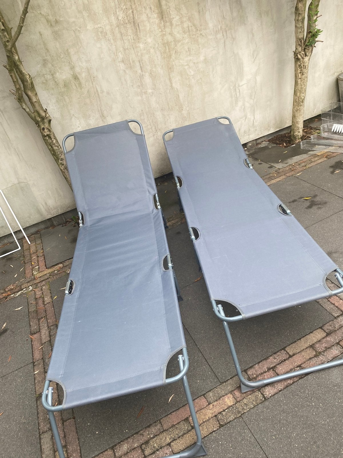 2x LIGBEDDEN STRANDBEDDEN OPKLAPBEDJES CAMPING STRETCHERS, Ophalen, Zo goed als nieuw, Aluminium