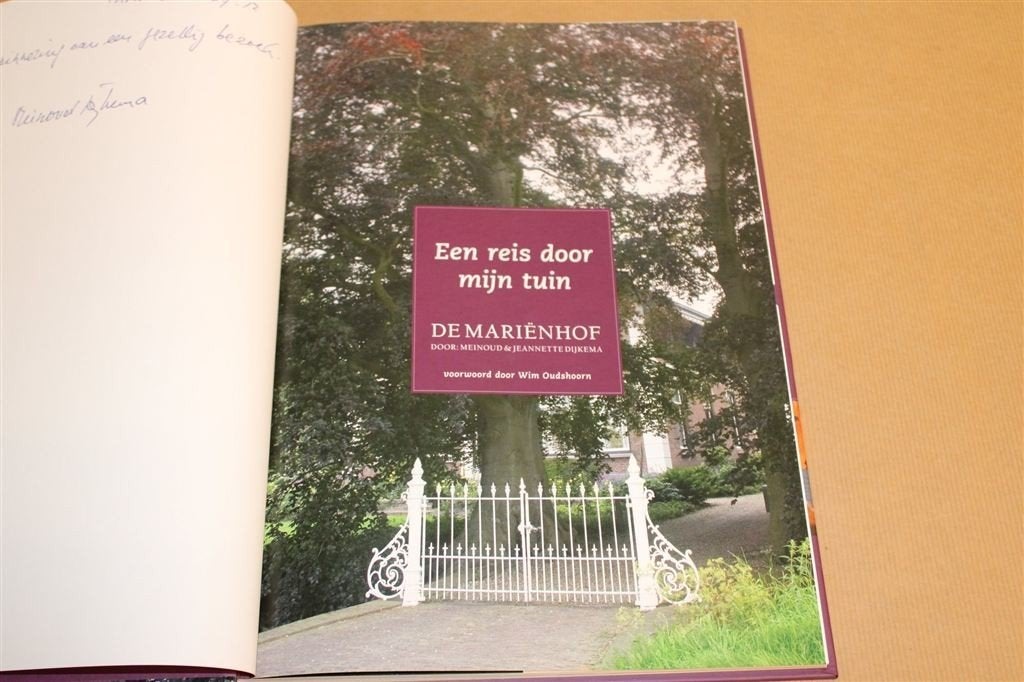 Mariënhof — Reis door mijn Tuin — Gesigneerd, Boeken, Ophalen of Verzenden, Zo goed als nieuw, Tuinieren en Tuinplanten
