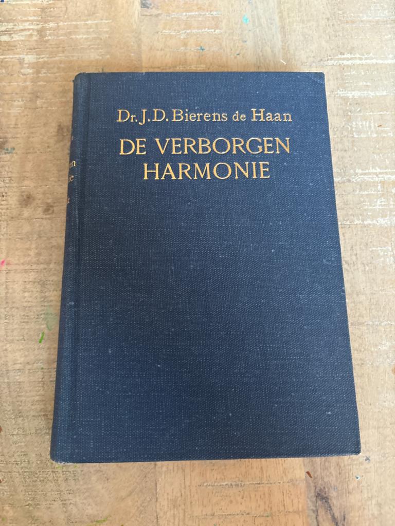 De Verborgen Harmonie - Dr. J.D. Bierens de Haan (1918), Ophalen of Verzenden, Gelezen, Spiritualiteit algemeen, Achtergrond en Informatie
