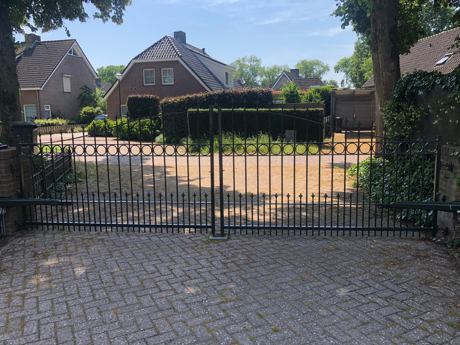 Automatische sierpoort werkt op  afstandsbediening, Tuin en Terras, Ophalen, Zo goed als nieuw, IJzer, Sierhekwerk