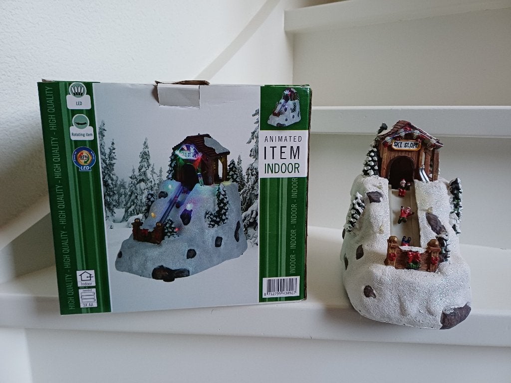 SNEEUWBERG, SKIHUT EN GLIJDENDE KERSTKINDEREN BEWEGING+LICHT, Ophalen of Verzenden, Zo goed als nieuw