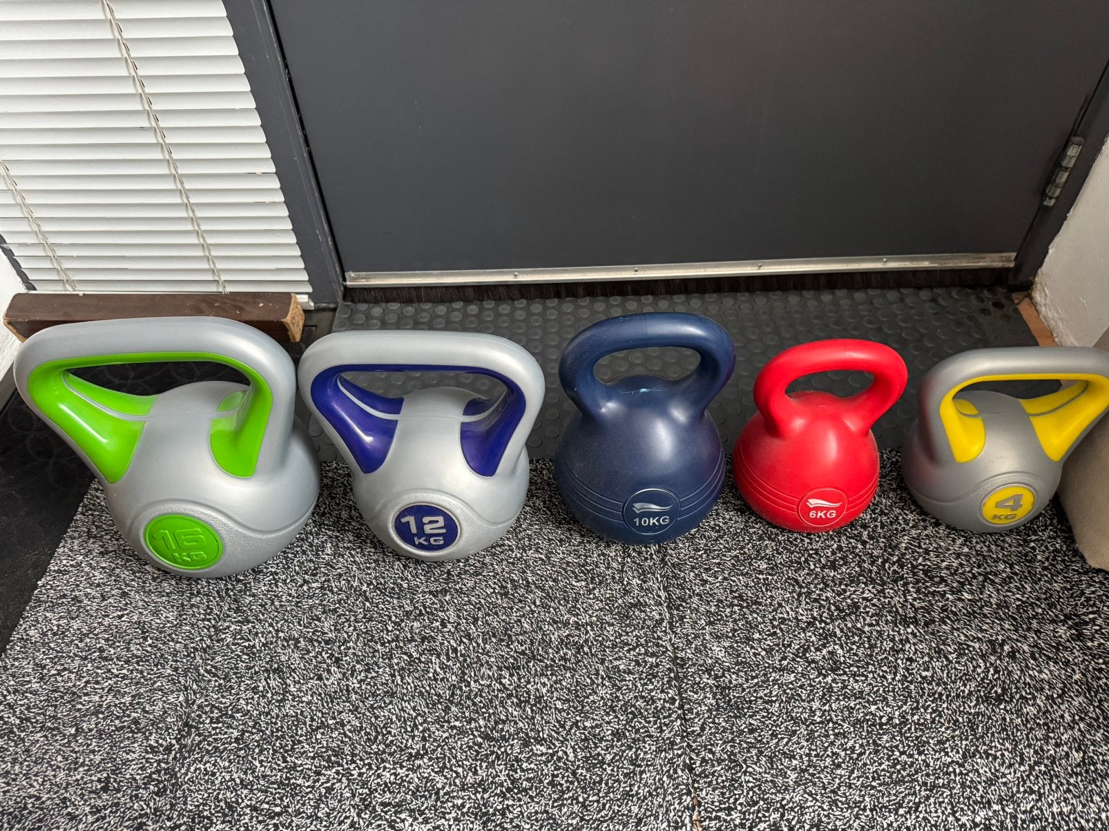 Set van 5 Merk Kettlebells (4kg, 6kg, 10kg, 12kg, 15kg), Ophalen, Gebruikt, Armen, Kettlebell