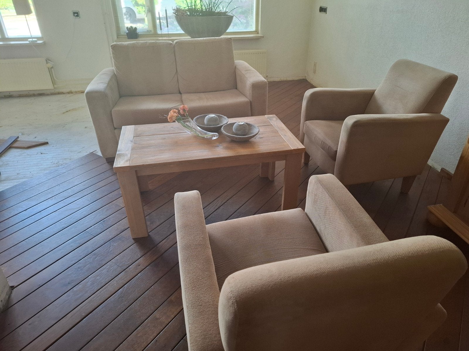 2 fauteuils en 2 zits bank en tafel kleur beige, Ophalen