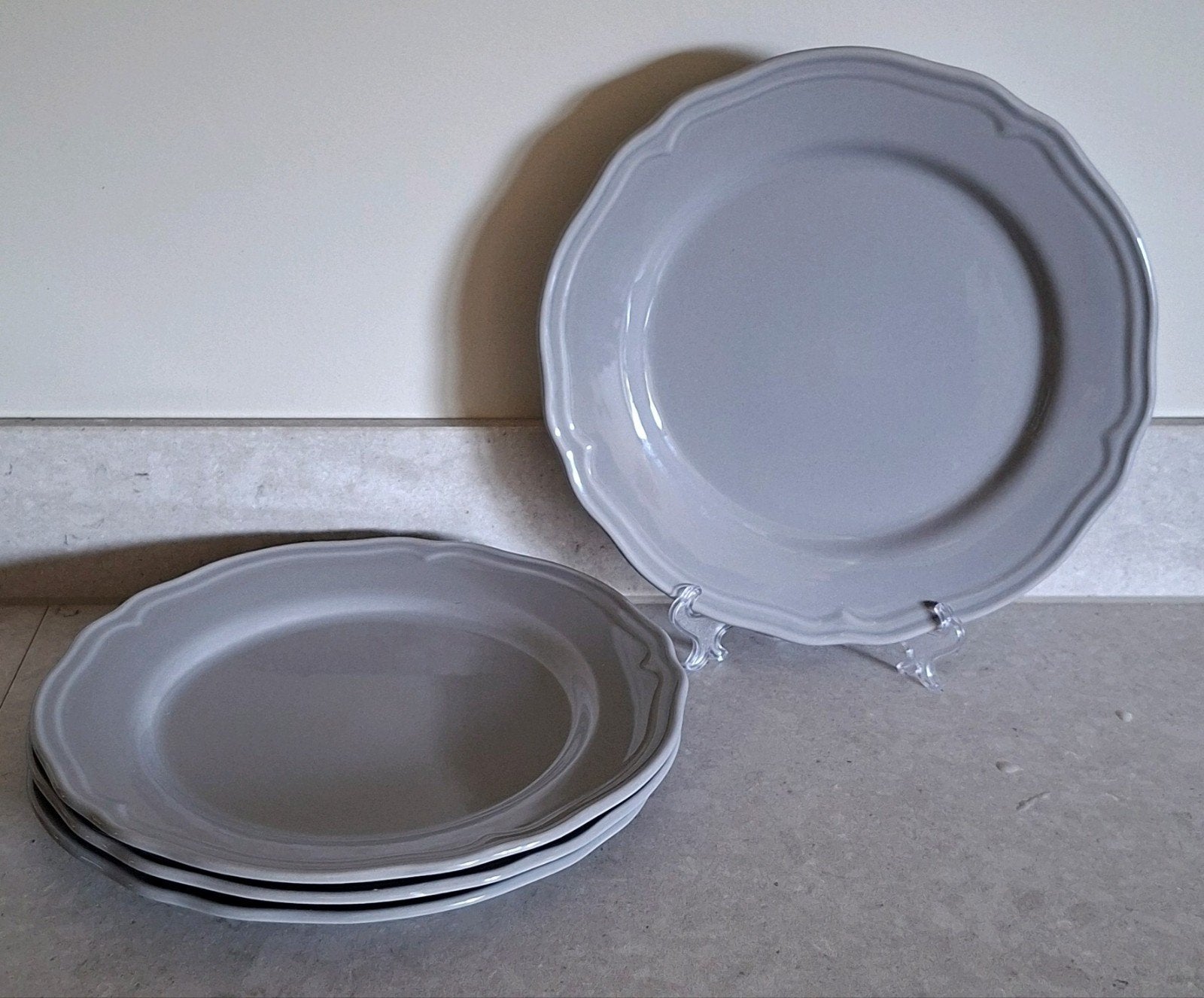 IKEA ARV borden grijs – 4 stuks – diameter 28.5 cm, Ophalen of Verzenden, Zo goed als nieuw, Bord(en), Overige stijlen