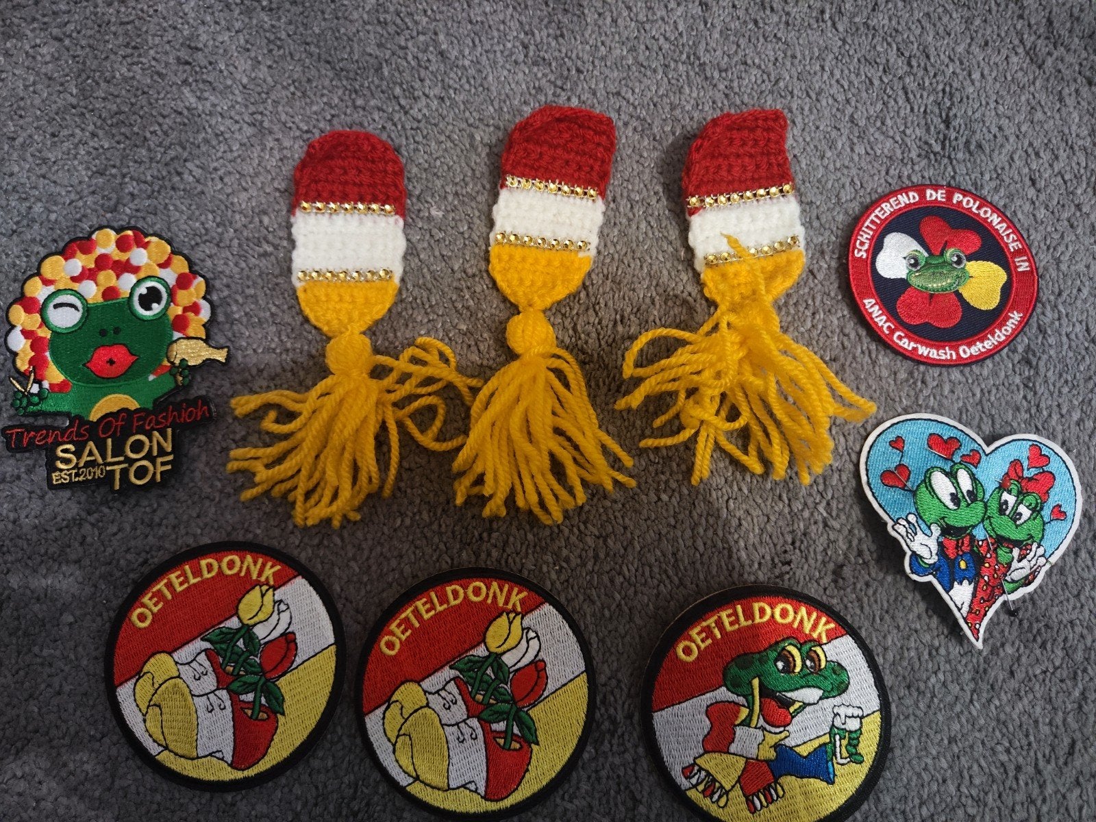 Carnavalsaccessoires: Oeteldonk emblemen en kwasten, Ophalen of Verzenden, Nieuw, Feestartikel, Carnaval