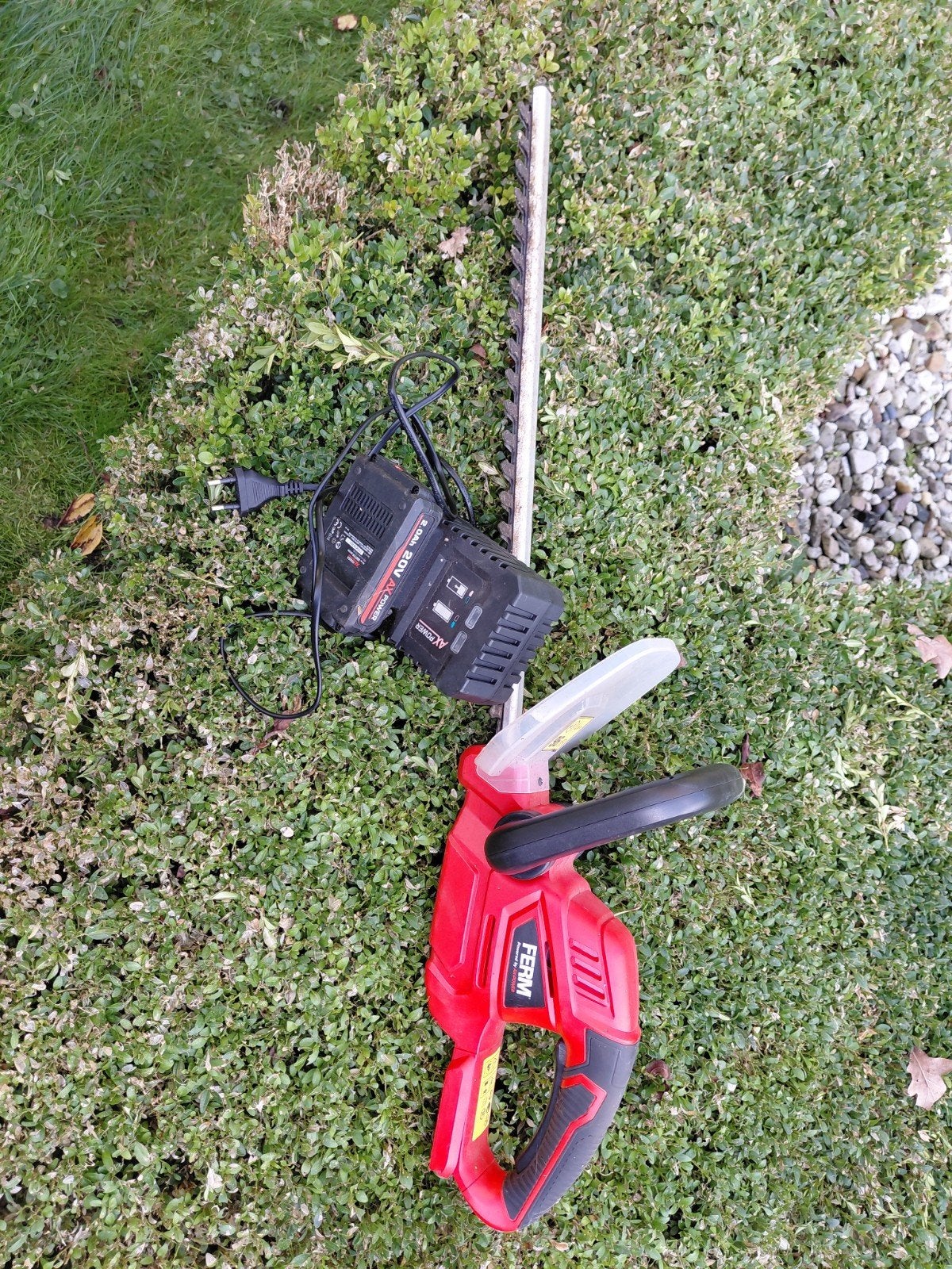 Ferm AX Power heggenschaar met accu en lader, Tuin en Terras, Ophalen, Gebruikt, Accu, Ferm