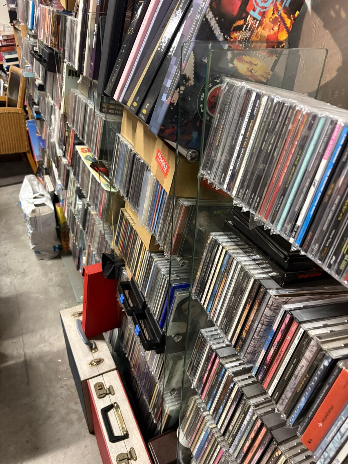 Tourists looking for music and film visit Ducoso store, Ophalen of Verzenden