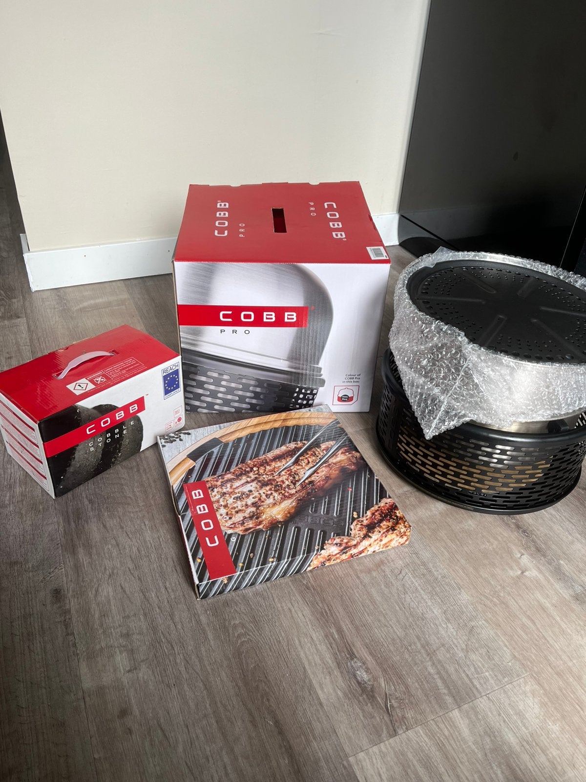 Cobb Pro met grillplaat en cobblestones, Ophalen, Zo goed als nieuw