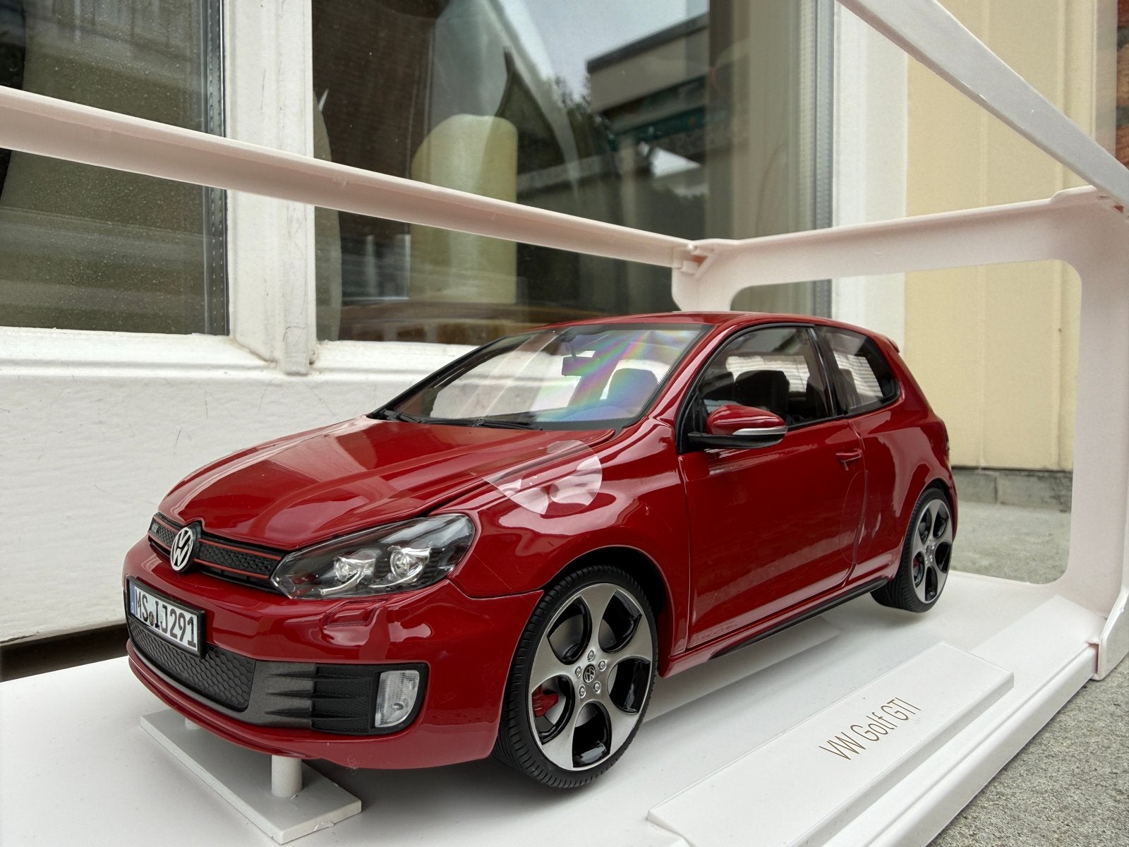 1:18 Volkswagen Golf GTi MK6 Tornado red 2009 Norev 188504, Hobby en Vrije tijd, Auto, Norev, 70-72 Av. de Bohlen, Vaulx-en-Velin, 69120, France