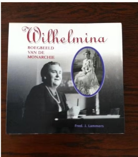 Boek Wilhelmina boegbeeld van de Monargie, Ophalen, Zo goed als nieuw