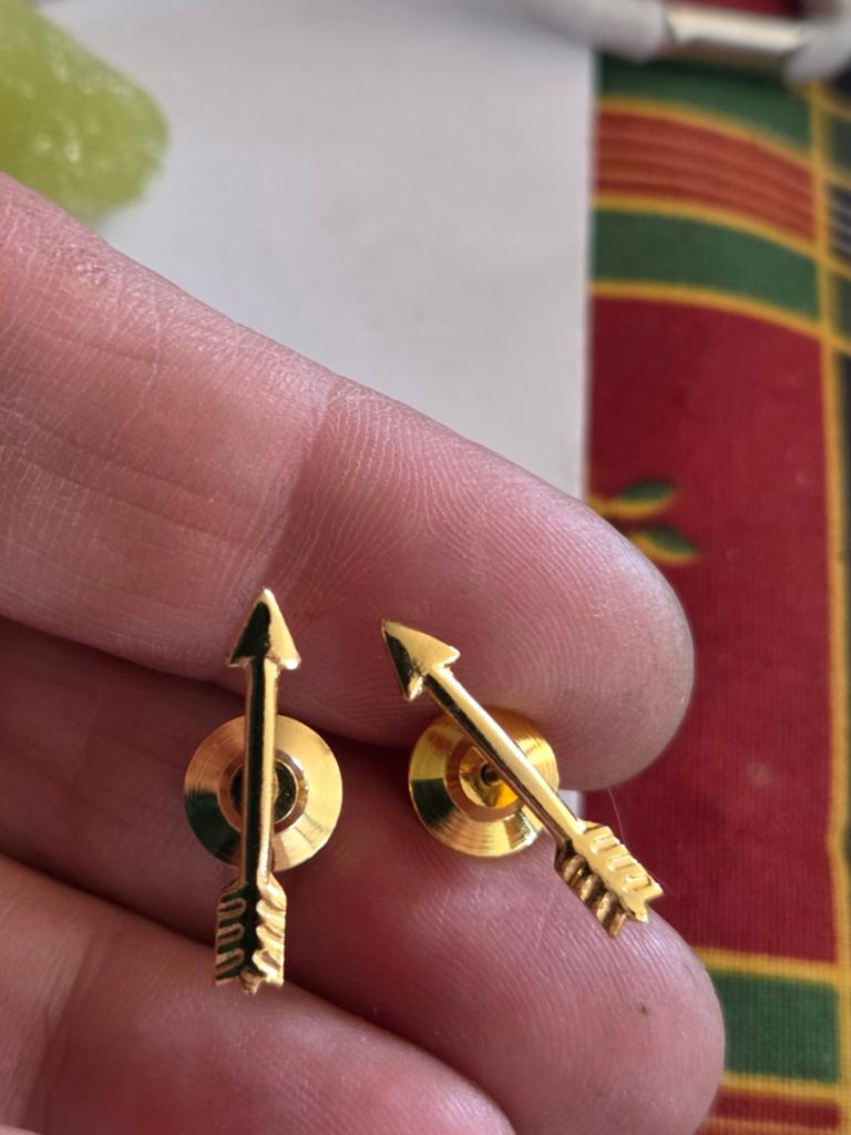 Goudenkleurige Pijl Speldjes - Uniek Design, Verzamelen, Speldjes, Pins en Buttons, Ophalen of Verzenden, Zo goed als nieuw, Overige onderwerpen