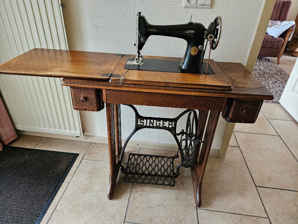 Antieke trapnaaimachine Singer met onderstel, Ophalen
