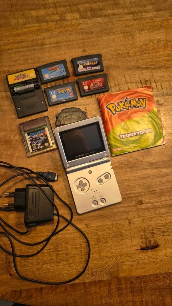 Nintendo Game Boy Advance SP + 5 games + Adapter + Guide, Spelcomputers en Games, Ophalen of Verzenden, Gebruikt, Game Boy Advance SP