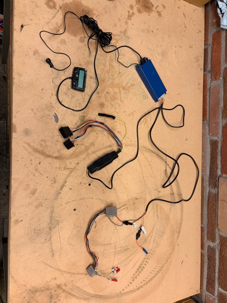 Parrot CK311N Carkit systeem met scherm, Ophalen of Verzenden, Zo goed als nieuw