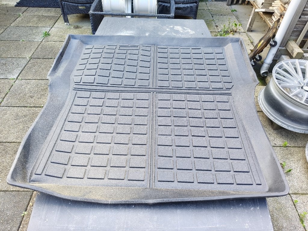 TESLA MODEL S KOFFERBAK MAT WIT KUNSTLEER ZWART PLASTIC, Ophalen, Gebruikt