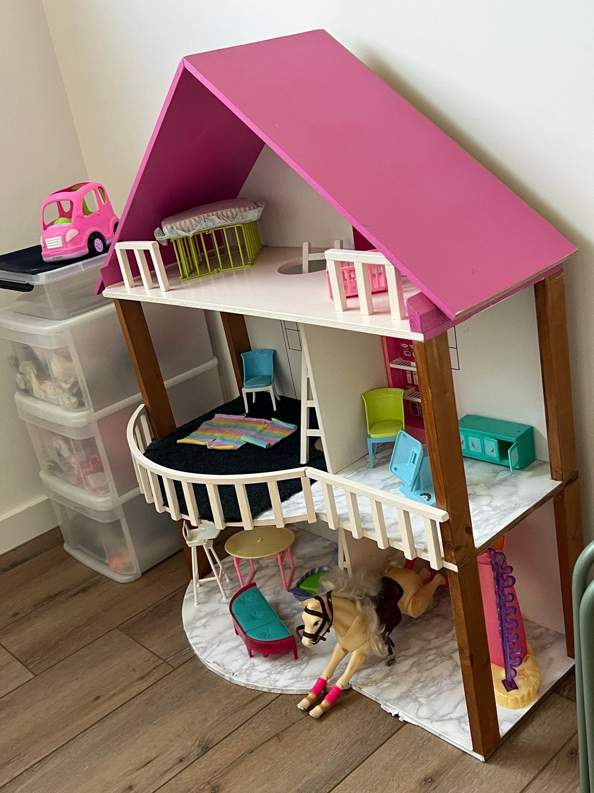 Mooi houten poppen/barbiehuis  met meubels en accessoires, Kinderen en Baby's, Ophalen, Gebruikt, Poppenhuis