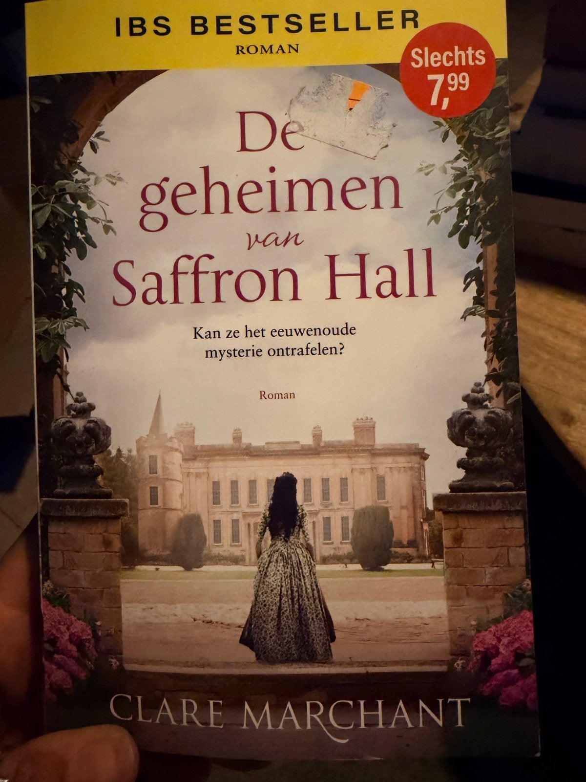 De geheimen van Saffron Hall - Clare Marchant, Ophalen of Verzenden, Zo goed als nieuw, Nederland