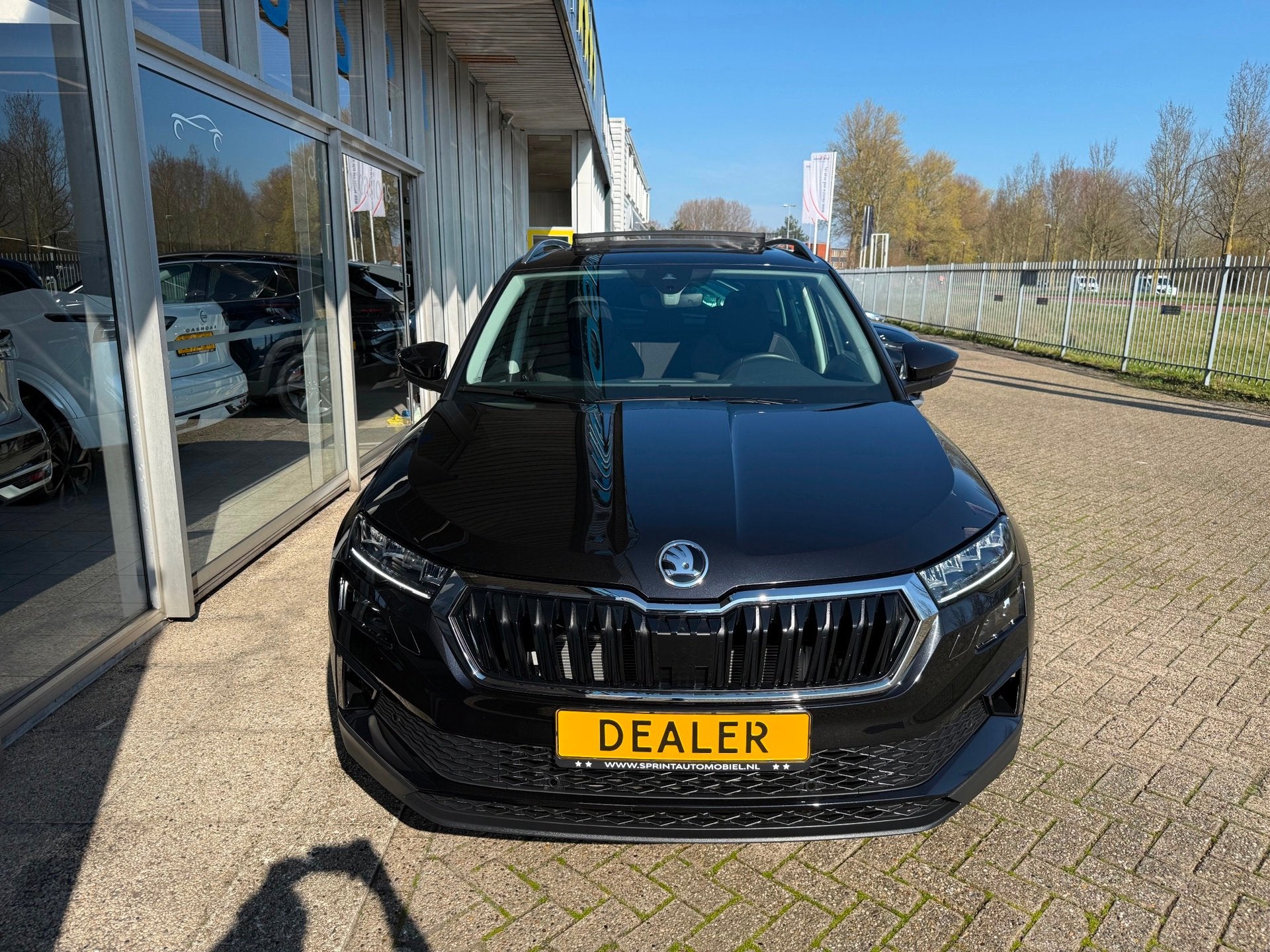 Skoda Karoq 1.5 TSI ACT Business Edition 150PK PANO, CAMERA,, Auto's, Zwart, 4 cilinders, 150 pk, Leder en Stof