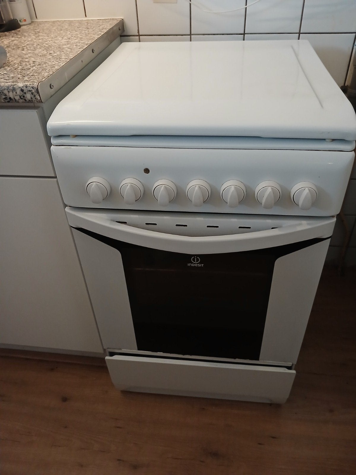 Indesit Vrijstaand Gasfornuis met Oven - Wit, Ophalen, Gebruikt, 4 kookzones, Gas