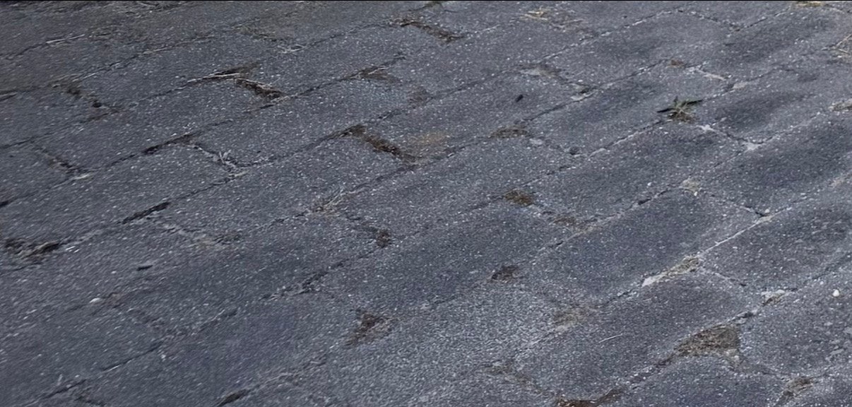 Gratis: Grijze getrommelde betonklinkers (ca. 20m2), Tuin en Terras, Ophalen, Gebruikt, Klinkers, 10 m² of meer
