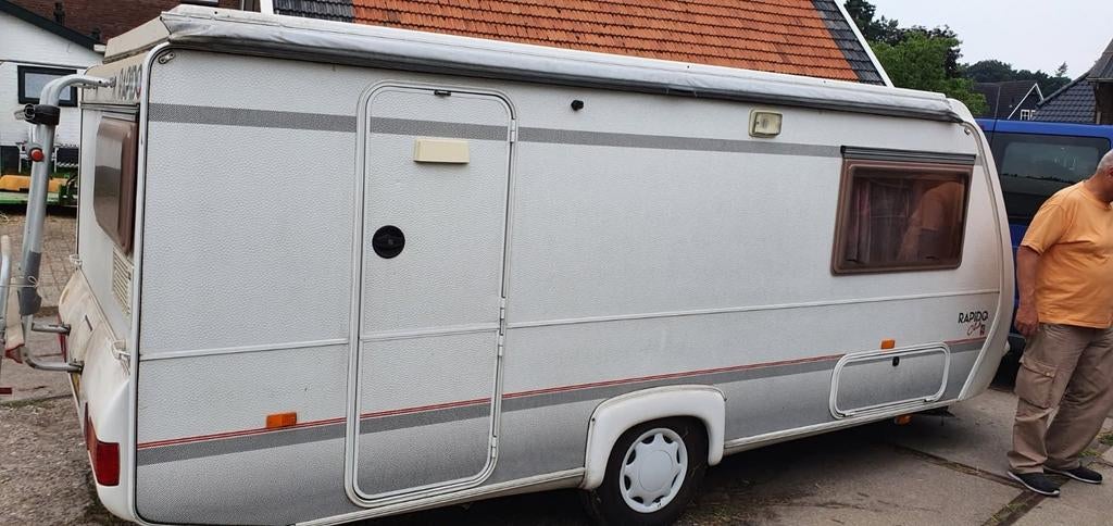 Lichtgewicht Rapido caravan met hefdak en complete inboedel, Vast bed, Treinzit, 5 tot 6 meter, Schokbreker