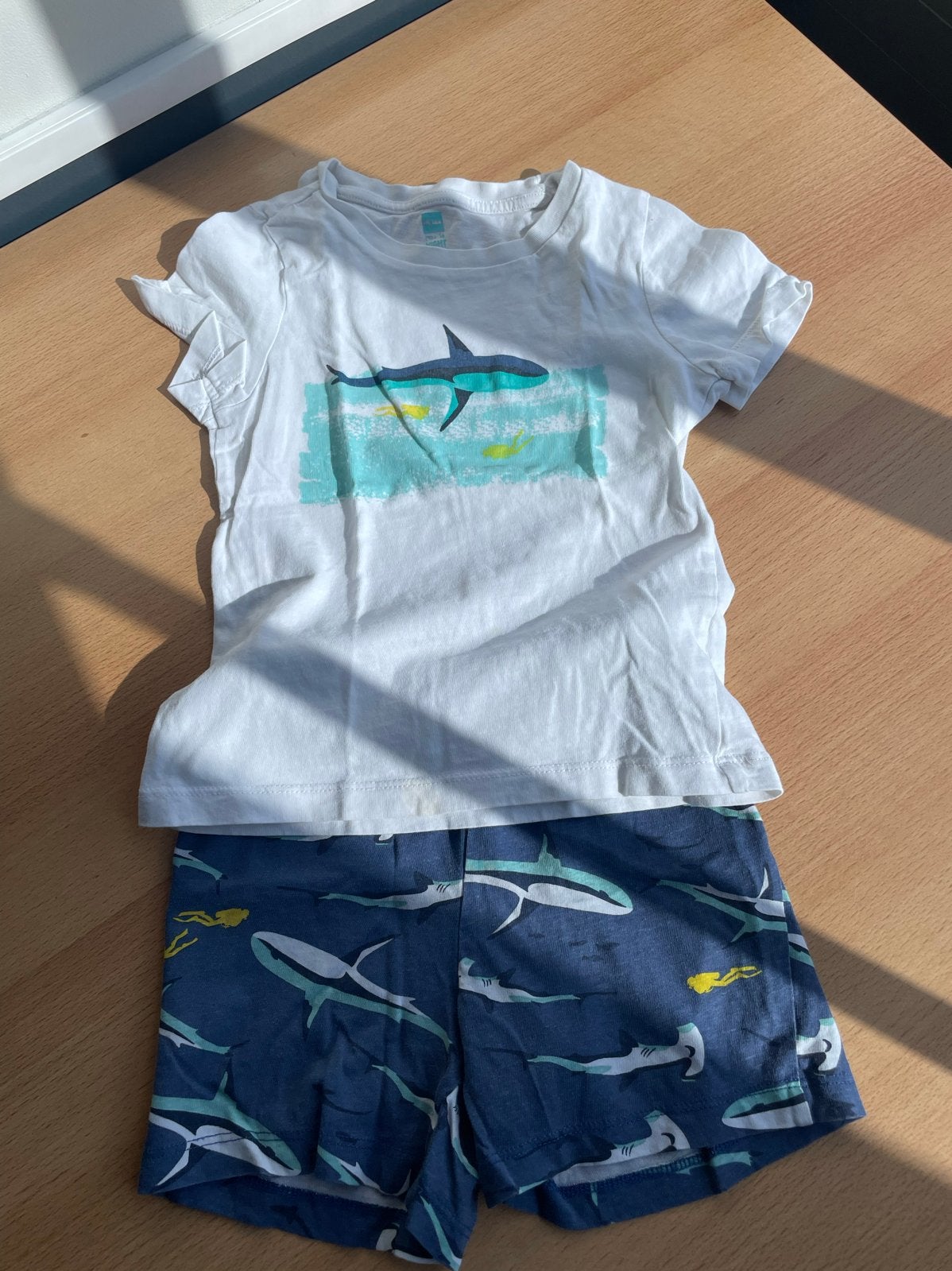 Zomerse set: T-shirt met haai en korte broek met print, Ophalen of Verzenden, Gebruikt, Jongen, Setje