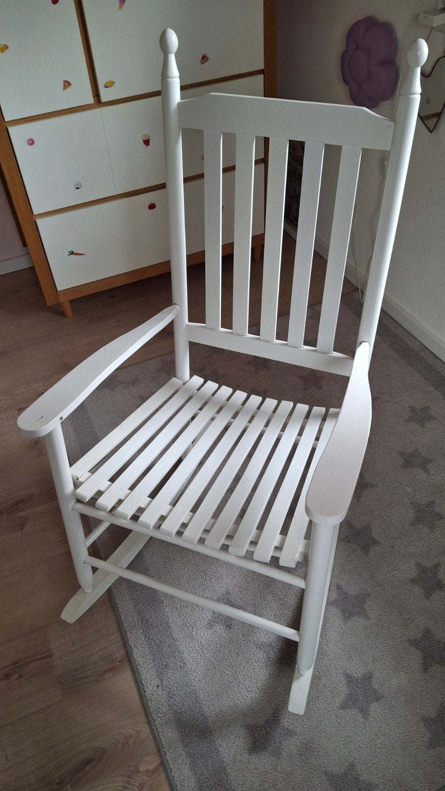 Witte schommelstoel met comfortabel grijs kussen, Ophalen, Gebruikt, Wit, Stof